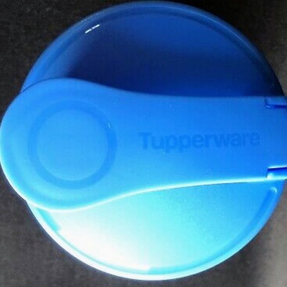 Tupperware taffy water  blue Quick Shake container - Picture 3 of 9
